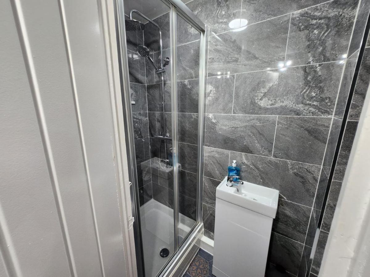 4 Bedroom 2 Bathroom Shared House - Near Bhx And Nec Birmingham Eksteriør billede