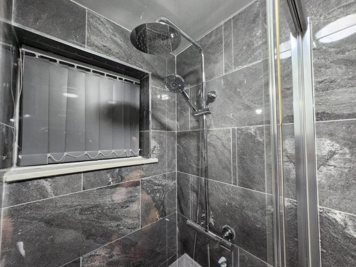 4 Bedroom 2 Bathroom Shared House - Near Bhx And Nec Birmingham Eksteriør billede