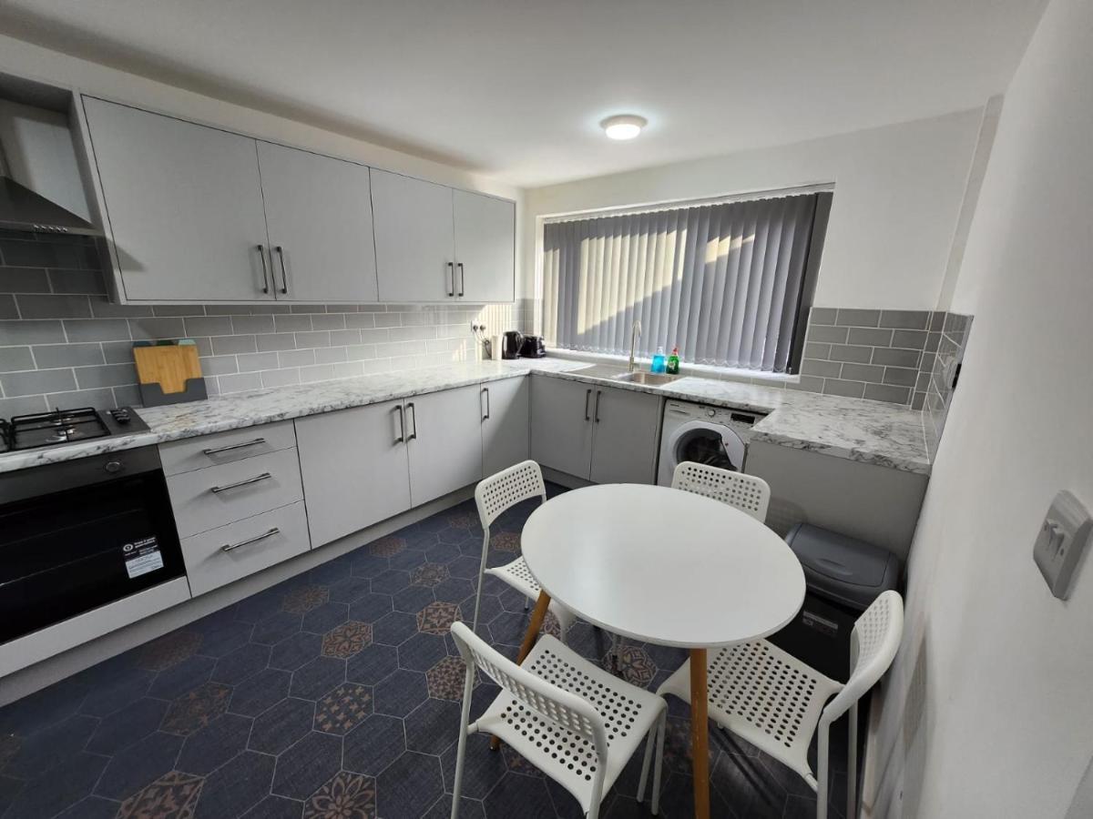 4 Bedroom 2 Bathroom Shared House - Near Bhx And Nec Birmingham Eksteriør billede