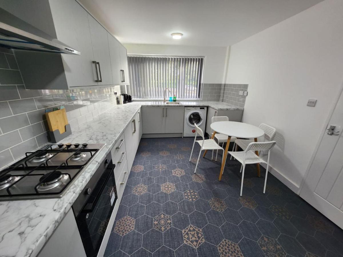4 Bedroom 2 Bathroom Shared House - Near Bhx And Nec Birmingham Eksteriør billede